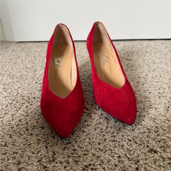 Elegant Red Suede Pumps - Picture 2 of 5